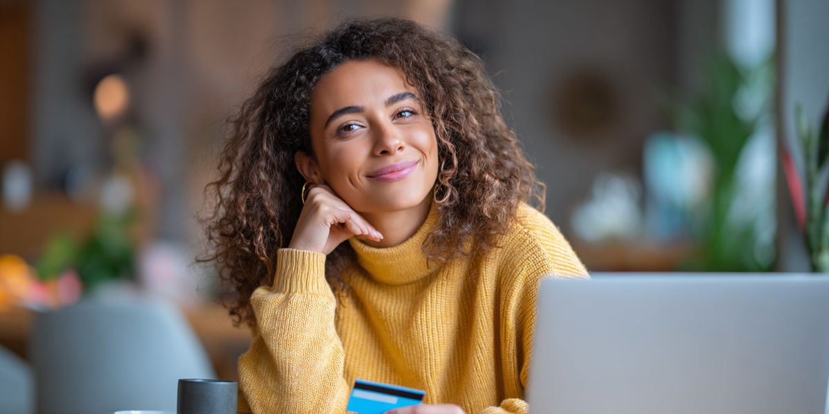 A lady sitting behind her laptop booking her next experience